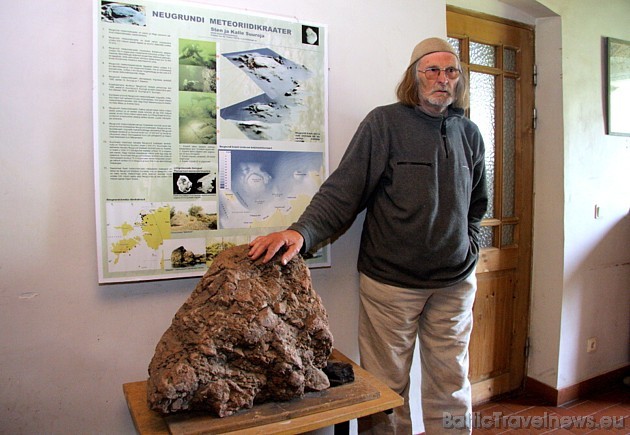 Muzeja veidotājs ar smaidu uz lūpām teic – Igaunijā pavisam ir nokrituši 112 meteorīti, no kuriem viens apskatāms viņa nelielajā muzejā, bet latviešie 45686