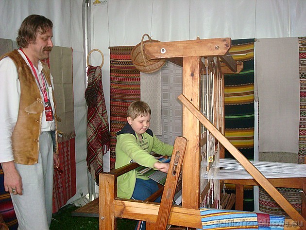 Stenda apmeklētājiem bija iespēja iegādāties amatnieku izstrādājumus, kā arī pašiem izmēģināt roku aušanas mākā. Foto: Rīgas dome 45761
