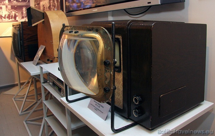 Muzejā ir apskatāms televizors, kurus skatījās caur ūdens pildītu lēcu, lai palielinātu attēlu 45909