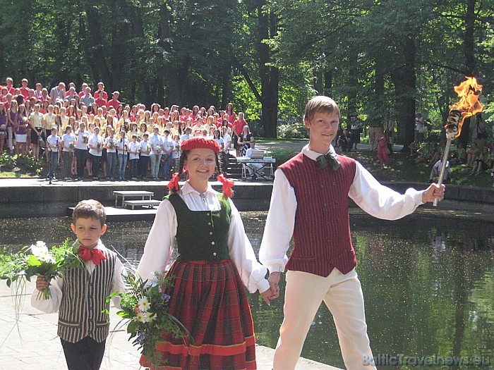 X Latvijas skolu jaunatnes dziesmu un deju svētku dalībnieki aizdedz uguni, lai godinātu Dziesmu un deju svētku tradīcijas veidotājus 46004