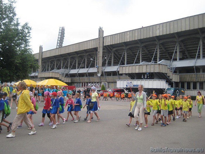 Skolēni dodas uz savām mītnes skolām pēc X Latvijas skolu jaunatnes deju svētku mēģinājuma Daugavas stadionā 46046