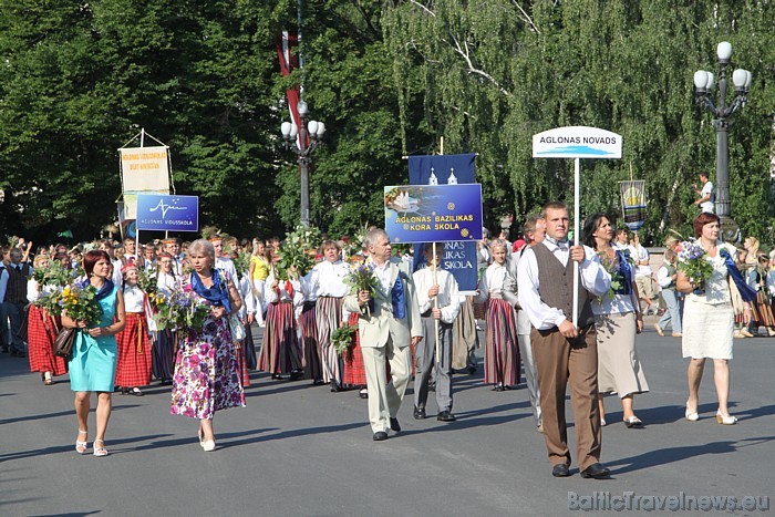 X Latvijas skolu jaunatnes dziesmu un deju svētku gājienā iet Aglonas novads 46171