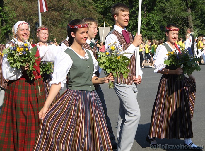 X Latvijas skolu jaunatnes dziesmu un deju svētku gājiens 46172