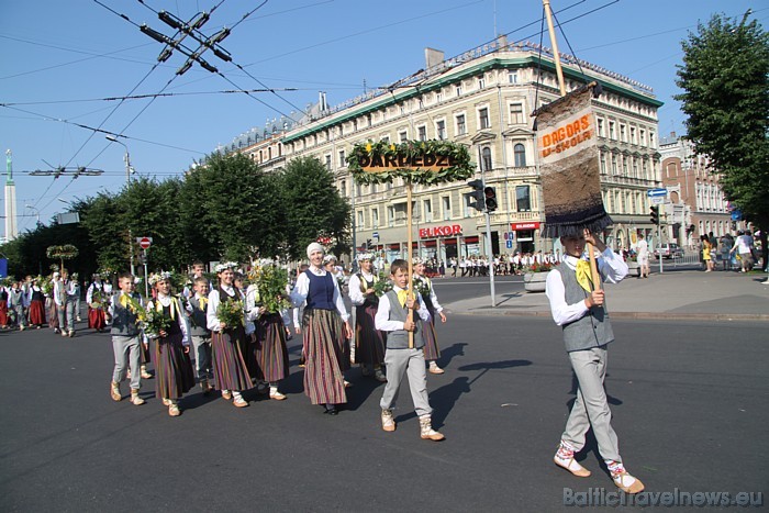 X Latvijas skolu jaunatnes dziesmu un deju svētku gājienā iet Dagdas vidusskola 46196