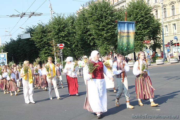 X Latvijas skolu jaunatnes dziesmu un deju svētku gājienā iet Naujienes pamatskola 46209