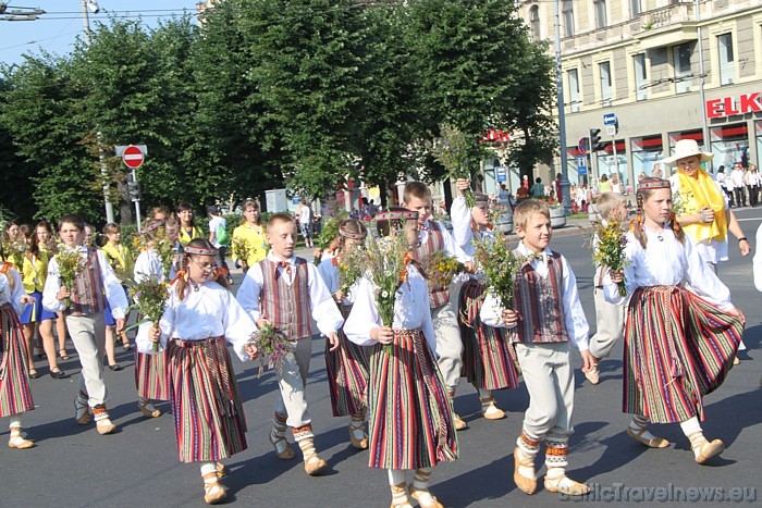 X Latvijas skolu jaunatnes dziesmu un deju svētku gājiens 46210