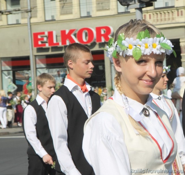 X Latvijas skolu jaunatnes dziesmu un deju svētku gājiens 46217