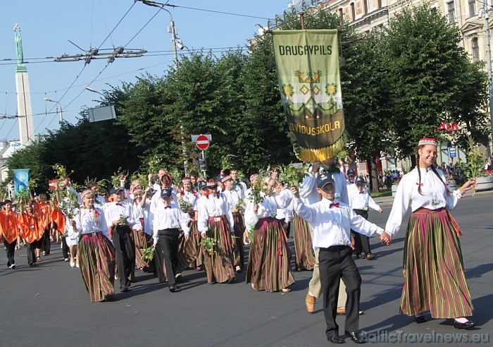 X Latvijas skolu jaunatnes dziesmu un deju svētku gājiens 46221