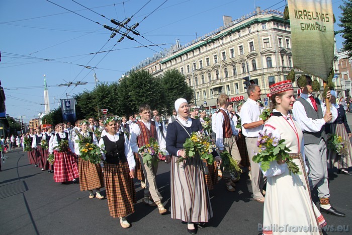 X Latvijas skolu jaunatnes dziesmu un deju svētku gājienā iet Krāslavas ģimnāzija 46250