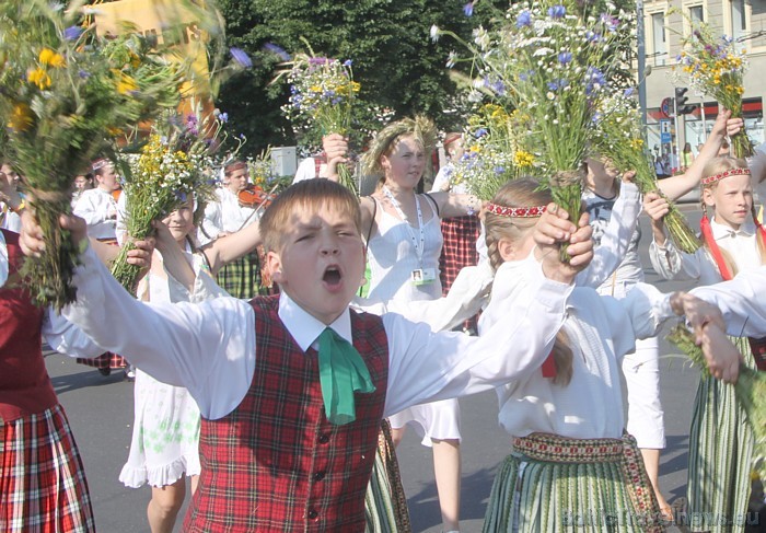 X Latvijas skolu jaunatnes dziesmu un deju svētku gājiens 46254