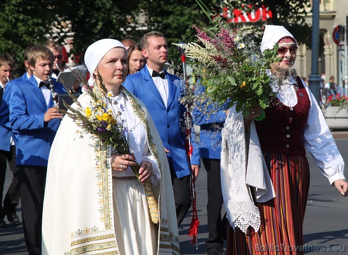 X Latvijas skolu jaunatnes dziesmu un deju svētku gājiens 46275