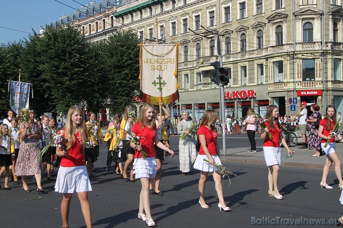 X Latvijas skolu jaunatnes dziesmu un deju svētku gājienā iet Kalnezeru skola 46277