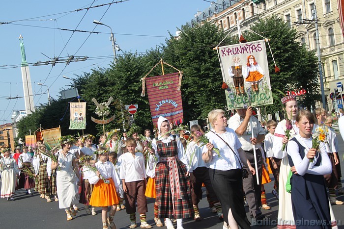 X Latvijas skolu jaunatnes dziesmu un deju svētku gājienā iet Kaunatas deju kolektīvs 46283