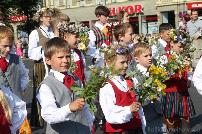 X Latvijas skolu jaunatnes dziesmu un deju svētku gājiens 46289