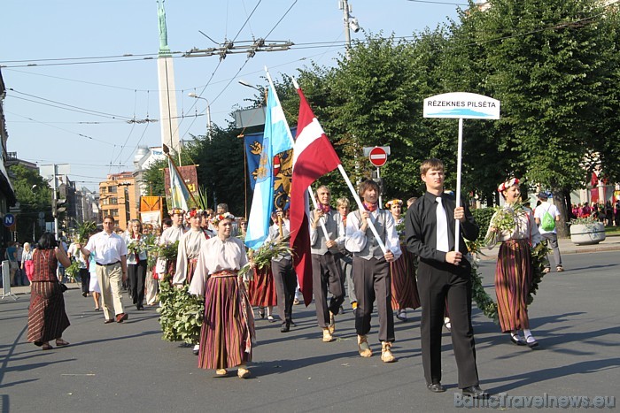 X Latvijas skolu jaunatnes dziesmu un deju svētku gājienā iet Rēzeknes pilsēta 46291