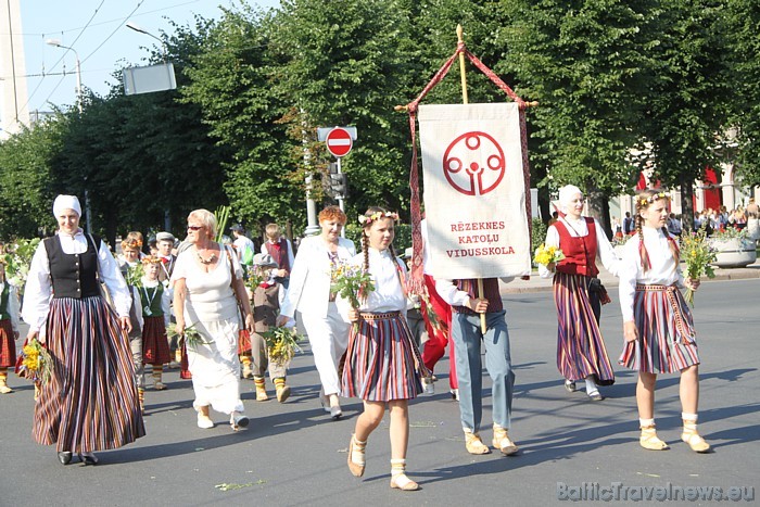 X Latvijas skolu jaunatnes dziesmu un deju svētku gājienā iet Rēzeknes katoļu vidusskola 46304