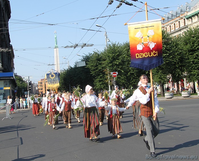 X Latvijas skolu jaunatnes dziesmu un deju svētku gājienā iet Dziguči 46306