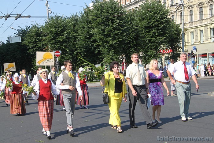 X Latvijas skolu jaunatnes dziesmu un deju svētku gājienā iet Dravnieku novads 46313