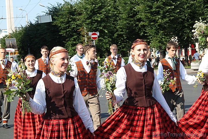 X Latvijas skolu jaunatnes dziesmu un deju svētku gājiens 46326