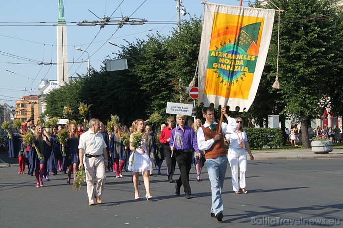 X Latvijas skolu jaunatnes dziesmu un deju svētku gājienā iet Aizkraukles novada ģimnāzija 46415