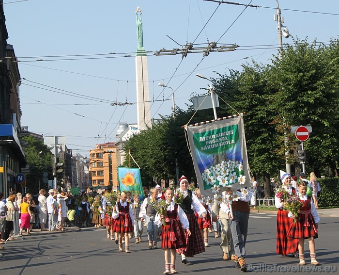 X Latvijas skolu jaunatnes dziesmu un deju svētku gājienā iet Aizkraukles pagasta sākumskola 46417