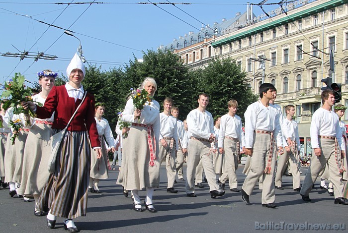 X Latvijas skolu jaunatnes dziesmu un deju svētku gājiens 46430