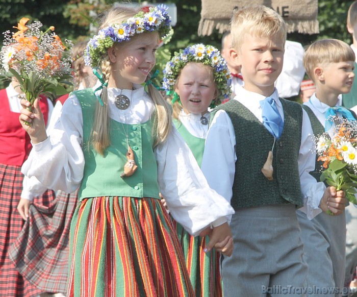 X Latvijas skolu jaunatnes dziesmu un deju svētku gājiens 46432