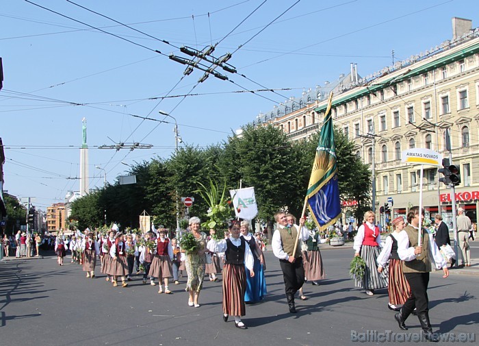 X Latvijas skolu jaunatnes dziesmu un deju svētku gājienā iet Amatas novads 46436