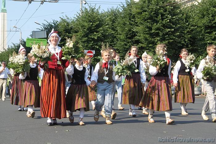 X Latvijas skolu jaunatnes dziesmu un deju svētku gājiens 46440