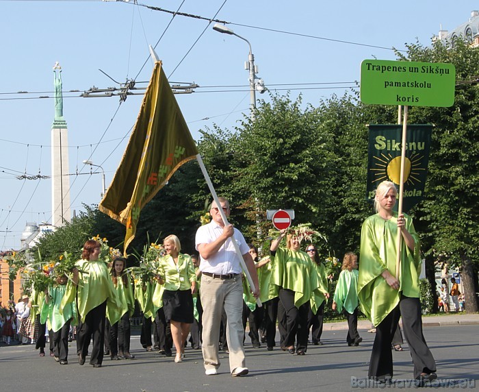 X Latvijas skolu jaunatnes dziesmu un deju svētku gājienā iet Trapenes un Sikšņu pamatskolu koris 46441