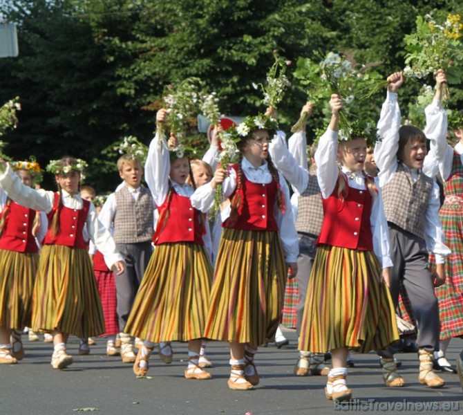 X Latvijas skolu jaunatnes dziesmu un deju svētku gājiens 46453