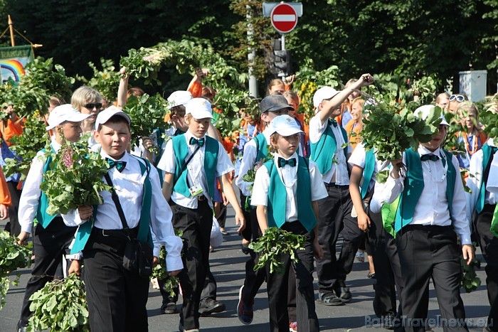 X Latvijas skolu jaunatnes dziesmu un deju svētku gājiens 46459