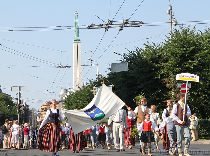 X Latvijas skolu jaunatnes dziesmu un deju svētku gājienā iet Ērgļi novads 46464