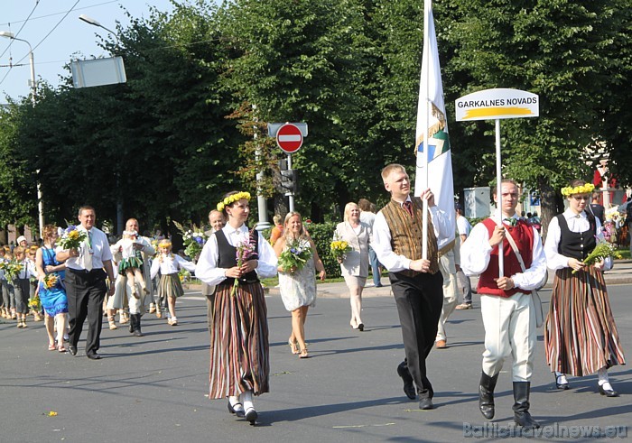 X Latvijas skolu jaunatnes dziesmu un deju svētku gājienā iet Garkalnes novads 46468