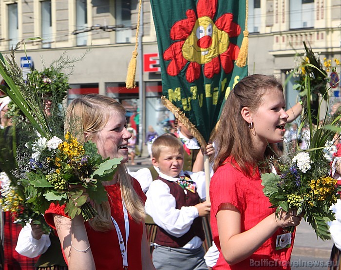 X Latvijas skolu jaunatnes dziesmu un deju svētku gājiens 46483