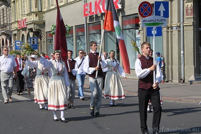 X Latvijas skolu jaunatnes dziesmu un deju svētku gājienā iet Jēkabpils pilsēta 46493