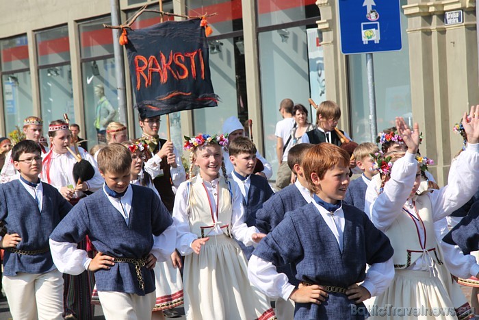 X Latvijas skolu jaunatnes dziesmu un deju svētku gājienā iet Raksti 46495