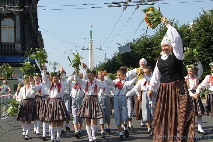 X Latvijas skolu jaunatnes dziesmu un deju svētku gājiens 46538