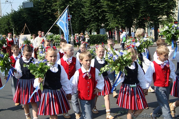 X Latvijas skolu jaunatnes dziesmu un deju svētku gājiens 46573