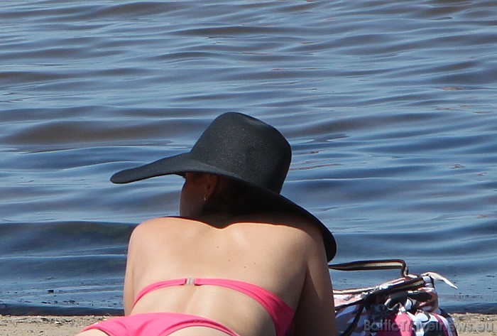Daudzi atpūtnieki ir ieradušies pludmalē ar dažāda stila un izmēra cepurēm 46611