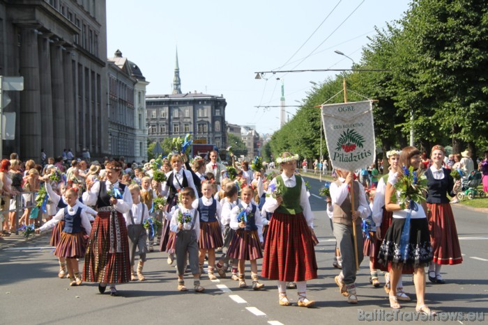 X Latvijas skolu jaunatnes dziesmu un deju svētku gājienā iet Oges deju kolektīvs Pīlādzītis 46627