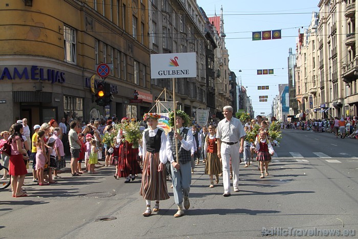 X Latvijas skolu jaunatnes dziesmu un deju svētku gājienā iet Gulbenes pilsētas kolektīvi 46651