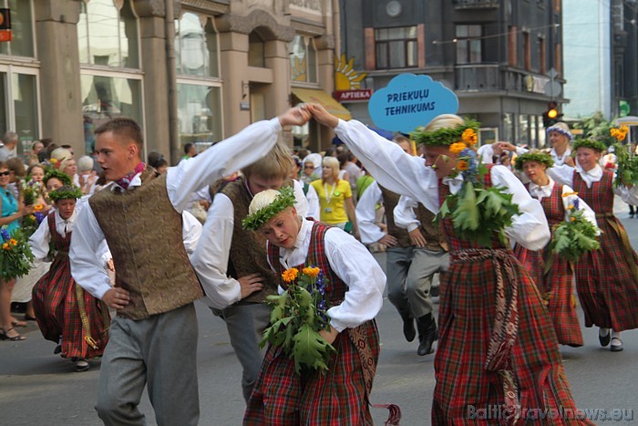 X Latvijas skolu jaunatnes dziesmu un deju svētku gājiena dejotāji 46686