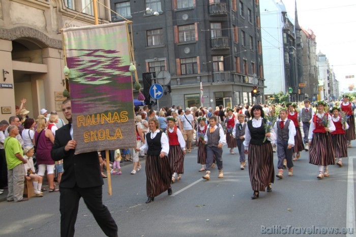 X Latvijas skolu jaunatnes dziesmu un deju svētku gājienā iet Raunas skola 46689