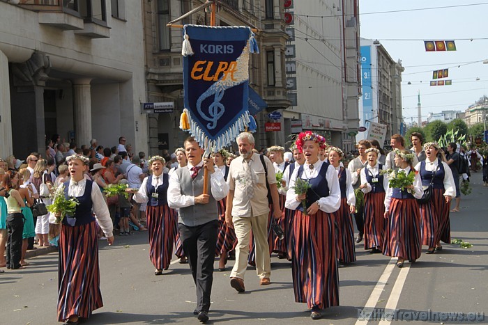 X Latvijas skolu jaunatnes dziesmu un deju svētku gājienā iet koris Elpa 46703