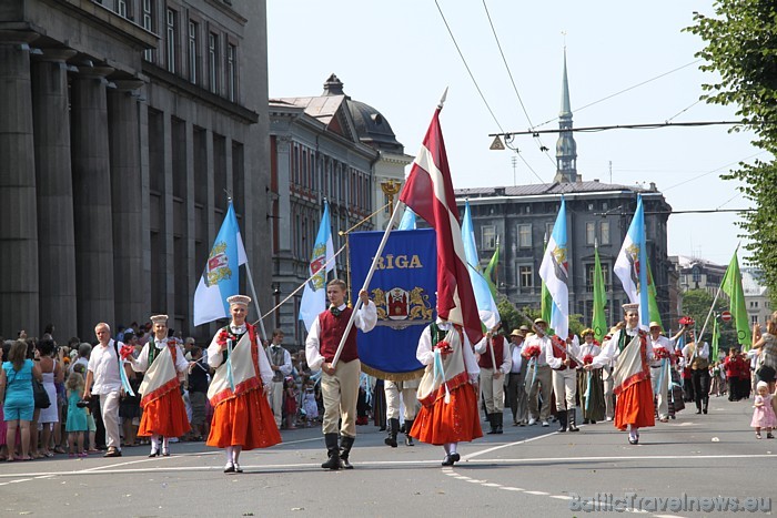 X Latvijas skolu jaunatnes dziesmu un deju svētku gājiens notika 2010.gada 10 jūlijā 46723