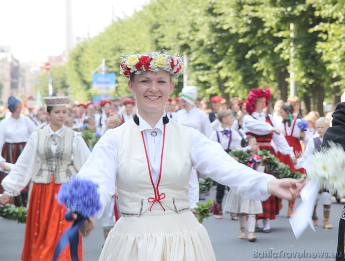 X Latvijas skolu jaunatnes dziesmu un deju svētku gājiena dalībniece 46771