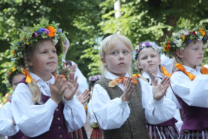 X Latvijas skolu jaunatnes dziesmu un deju svētku gājiena dalībnieki 46777