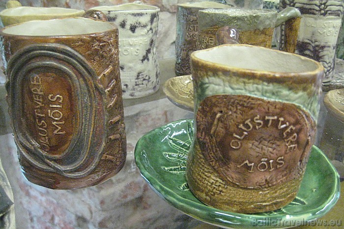 Igaunijā, Olustveres muižas bijušajā degvīna brūzi atrodas keramikas un stikla darbnīca 47093