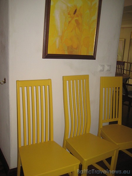 It kā vienkārši krēsli, bet to dzeltenā krāsa padara tos vēl interesantākus un vedina uz saulainākām domām 47126